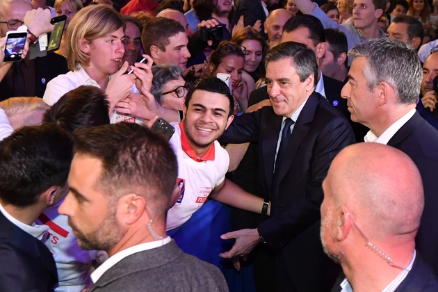 François Fillon, candidat les Républicains à la présidentielle, salue ses supporteurs lors d'un meeting à Perols, près de Montpellier, le 14 avril 2017