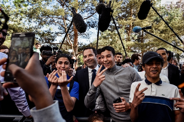Benoît Hamon avec des jeunes à Vaulx-en-Velin, le 11 avril 2017