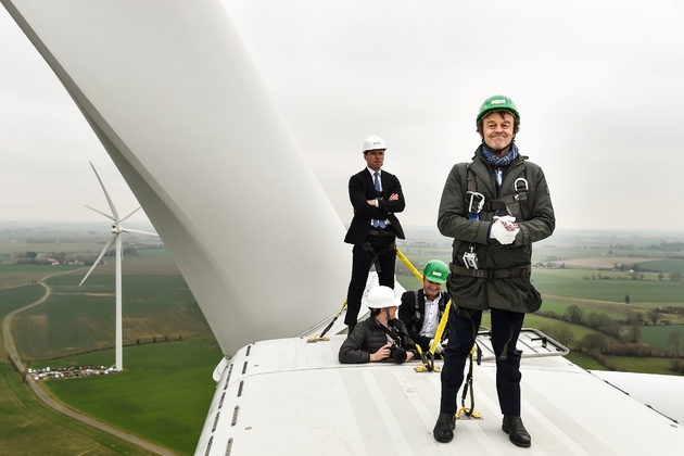 Le ministre de la Transition écologique et solidaire Nicolas Hulot, debout au sommet d'une éolienne, à Juillé, dans la Sarthe, le 8 janvier 2018
