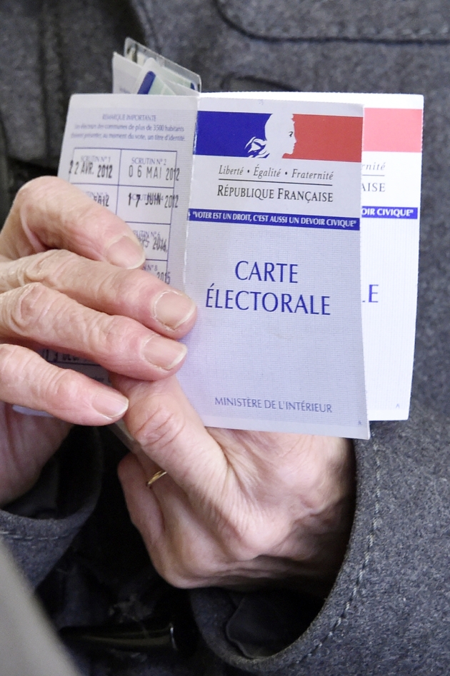 Une femme montre sa carte d'électrice au premier tour de la primaire élargie du PS à Nantes le 22 janvier 2017