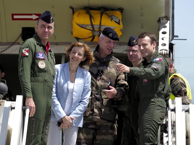 Le président Emmanuel Macron (D), le général François Lecointre (C) et la ministre des Armées Florence Parly à la base aérienne d'Istres dans les Bouches-du-Rhône, le 20 juillet 2017