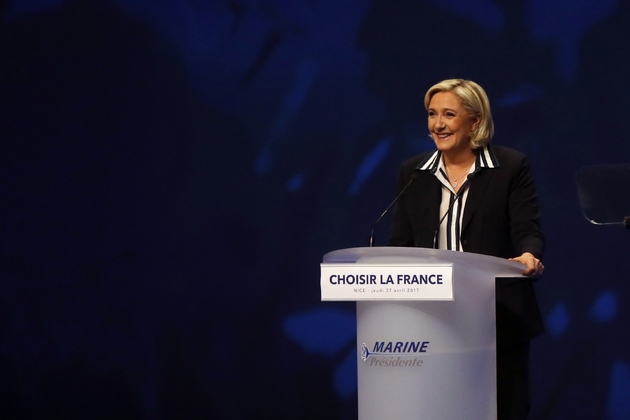 Marine Le Pen fait un discours lors d'un meeting électoral à Nice le 27 avril 2017