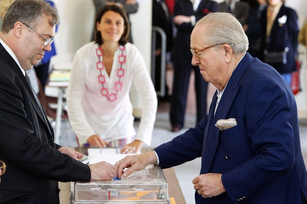 Le président du FN Jean-Marie Le Pen vote à Saint-Cloud (Hauts-de-Seine) lors des légisaltives de 2007