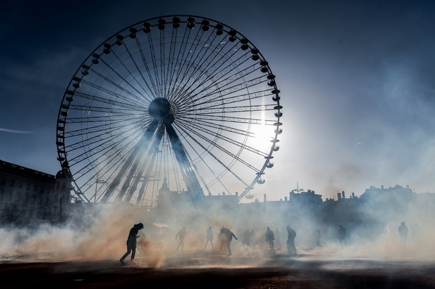 Nuage de gaz lacrymogène durant une manifestation contre la réforme des retraites, à Lyon, le 10 décembre 2019
