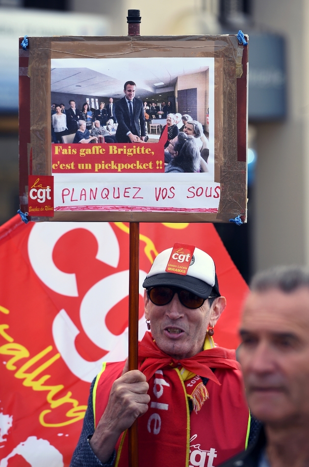 Un manifestant tient une pancarte dénonçant la hausse de la CSG sur les pensions de retraite, lors d'une manifestation des retraités, le 11 avril 2019 à Marseille.   