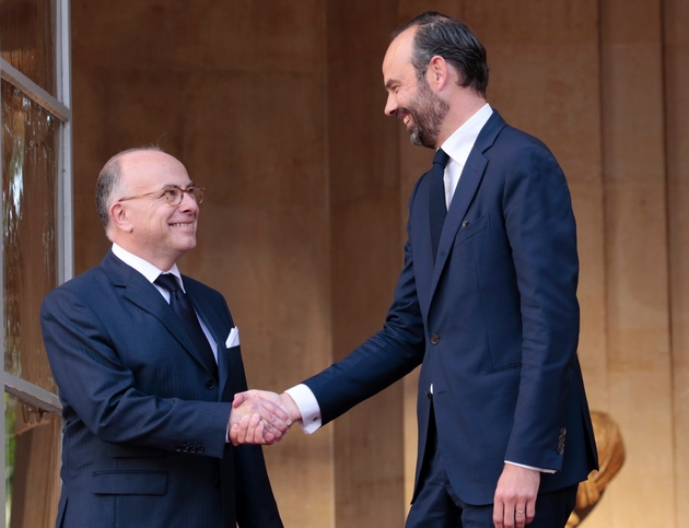 L'ancien Premier ministre Bernard Cazeneuve et le nouveau chef du gouvernement Edouard Philippe à Matignon, à Paris, le 15 mai 2017