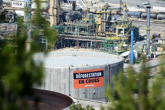Action de Greenpeace à la bioraffinerie Total de La Mède, près de Marseille, le 29 octobre 2019