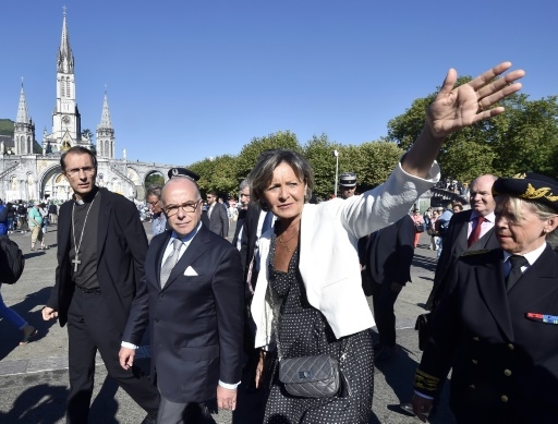 Le ministre de l'Intérieur Bernard Cazeneuve (c) entouré de l'évêque de Tarbes et de Lourdes Nicolas Brouwet (g), et de la maire de Lourdes Josette Bourdou (d), lors de sa visite à Lourdes, le 13 août 2016