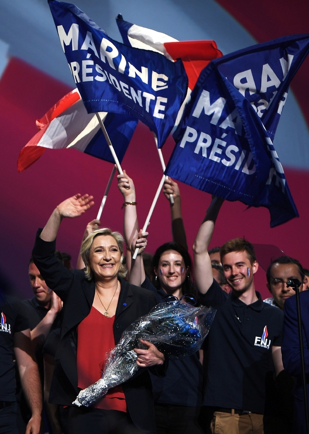 Marine Le Pen salue ses partisans pendant un meeting électoral à Marseille le 19 avril 2017