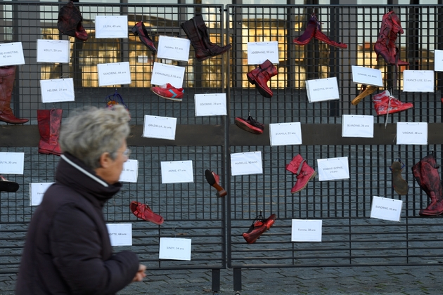 Des chaussures peintes en rouge pour symboliser les femmes victimes de violence domestique, de harcèlement, de viol ou d'agression sexuelle, ainsi que les noms et âges des victimes lors d'une manifestation près du palais de justice de Nantes, le 25