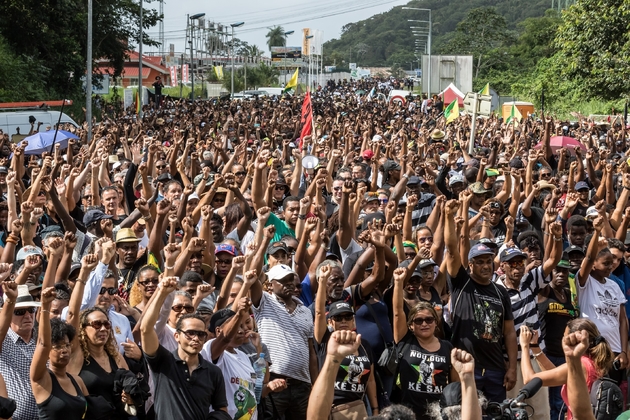Manifestants rassemblés près du Centre spatial guyanais (CSG), le 4 avril 2017 à Kourou en Guyane