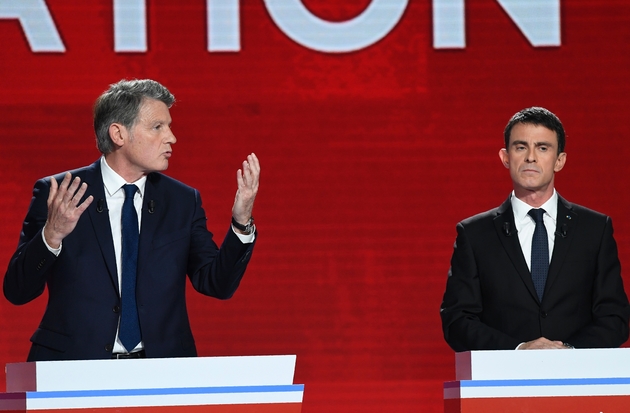 Vincent Peillon (G) et Manuel Valls lors du deuxième débat télévisé des primaires du PS et de ses alliés, le 15 janvier 2017, à Paris.