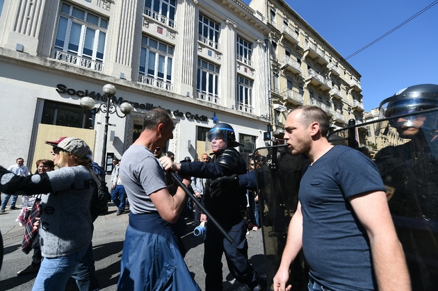 Des policiers filtrent l'accès au centre-ville d'Avignon, le 30 mars 2019 