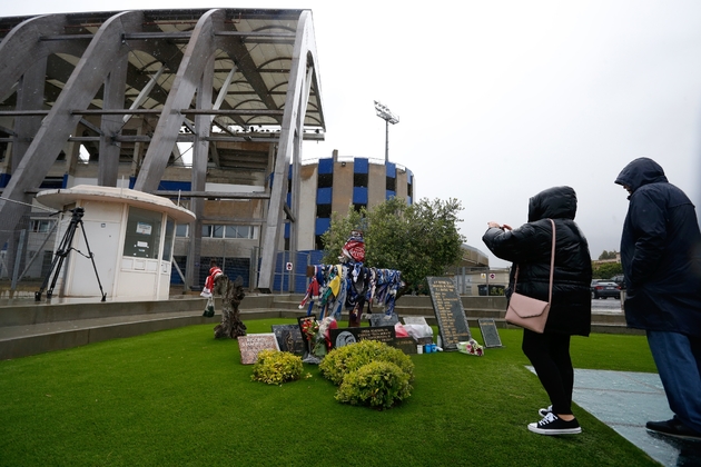 Des personnes se recueillent devant le mémorial de la catastrophe du stade de Furiani à Bastia en mai 2019