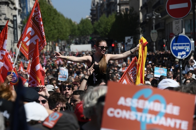 Des partisans de Jean-Luc Mélenchon sur la Cannebière, en route pour un meeting de leur candidat sur le vieux port de Marseille, le 9 avril 2017