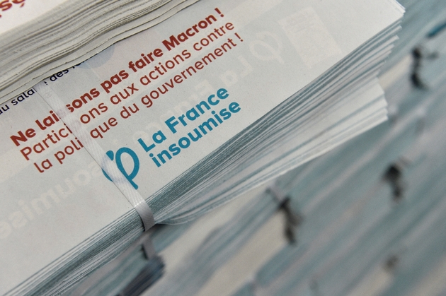 Des prospectus de la convention de LFI, le 25 novembre 2017 à Cournon-d'Auvergne près de Clermont-Ferrand