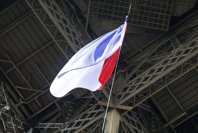 Le drapeau tricolore est hissé sur la tour Eiffel le 25 août 2019 en hommage aux pompiers qui déployèrent l'étendard il y a 75 ans le jour de la Libération de Paris