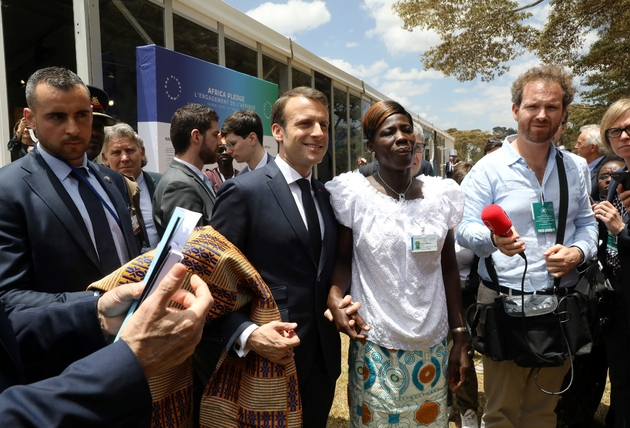 Le président Emmanuel Macron (g) et Marina Kra Affoua (c), membre de l'association ivoirienne 