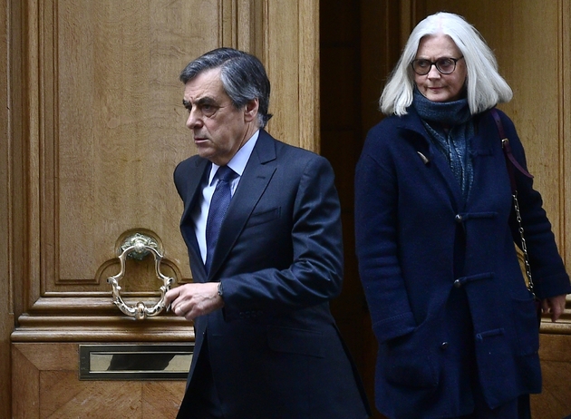 François Fillon et son épouse Penelope sortent de leur domicile parisien le 24 février 2020