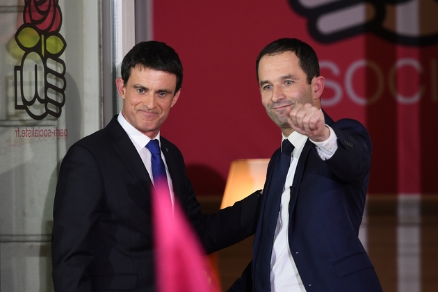 Benoît Hamon (D) et Manuel Valls (G), le 29 janvier 2017 à Paris