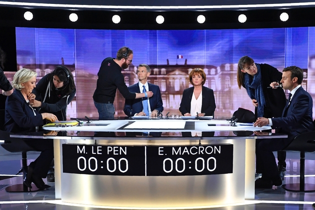 Marine Le Pen et Emmanuel Macron avant que ne démarre le débat d'entre deux tours, le 3 mai 2017