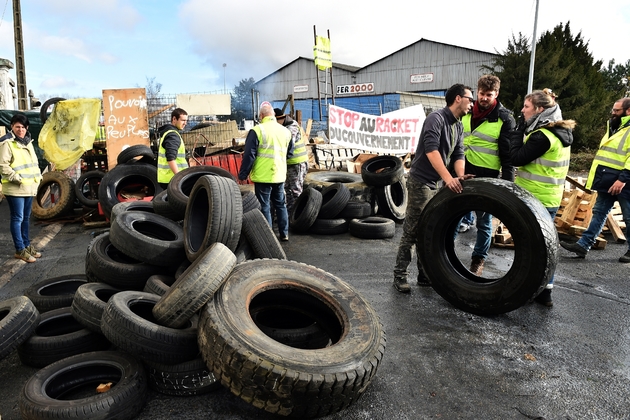 Des gilets jaunes bloquent l'accès à un dépôt de carburant, le 4 décembre 2018 au Mans