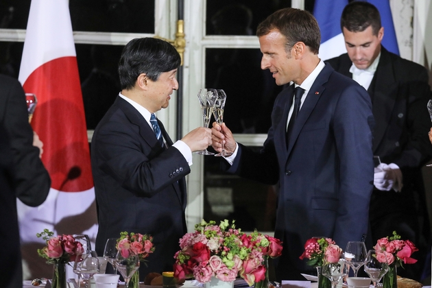 Emmanuel Macron trinque avec le prince héritier du Japon Naruhito, le 12 septembre 2018 à Versailles