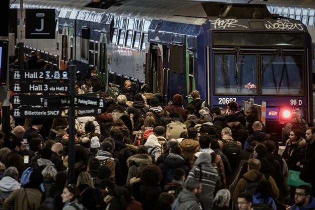 Des voyageurs sur les quais de la gare de Lyon à Paris le 20 décembre 2019