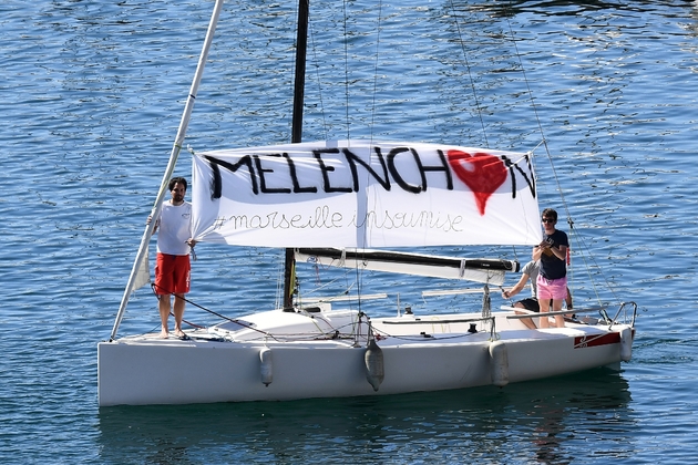 Des partisans de Jean-Luc Mélenchon sur leur voilier  dans le vieux port de Marseille, le 9 avril , 2017