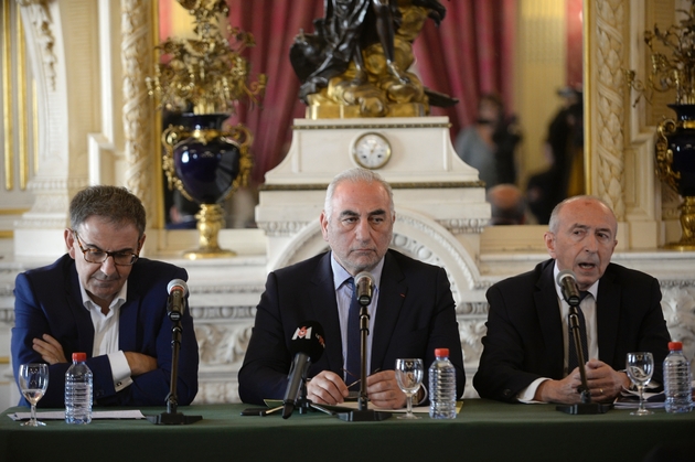 Le président de la métropole de Lyon David Kimelfeld (g), le maire de Lyon Georges Képénékian (c) et l'ex-ministre de l'Intérieur, Gérard Collomb (d), lors d'une conférence de presse, le 17 octobre 2018 à la maire de Lyon