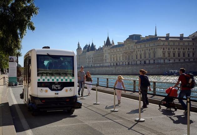 Un minibus sans conducteur de la RATP est testé le lond de la Seine le 24 septembre 2016 à Paris