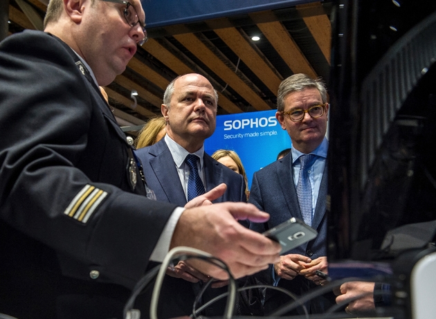 Le ministre de l'Intérieur Bruno Le Roux (c), le 24 janvier 2017 au Forum international de la cybersécurité à Lille