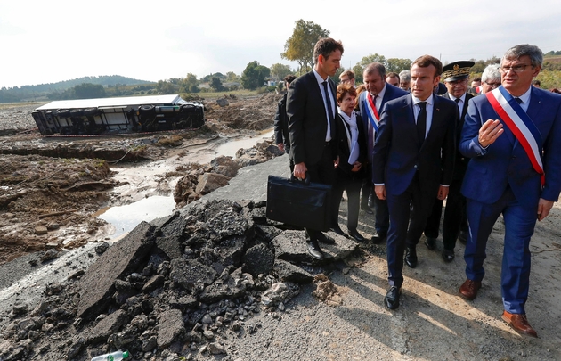 Emmanuel Macron en visite à Villalier, commune de l'Aude touchée par les inondations, le 22 octobre 2018