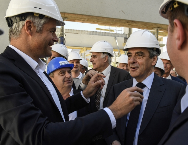 François Fillon (d), face au président LR du conseil régional Auvergne-Rhône-Alpes Laurent Wauquiez (g), lors d'un déplacement à Rillieux-la-Pape, près de Lyon, le 12 avril 2017
