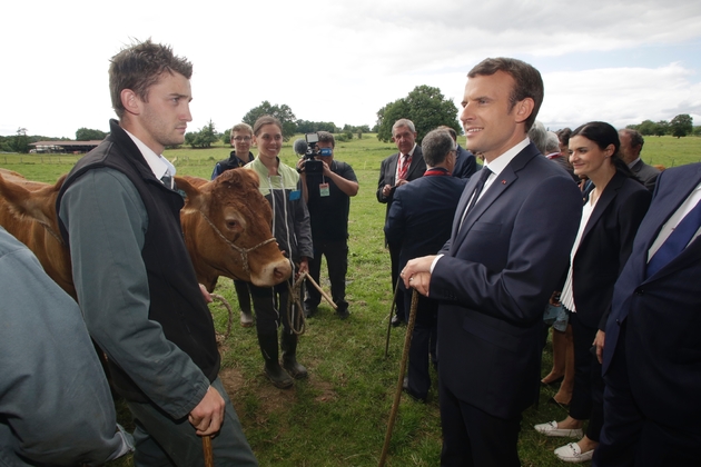 Le président français Emmanuel Macron (D) lors d'une visite à Verneuil-sur-Vienne (Haute-Vienne), le 9 juin 2017 