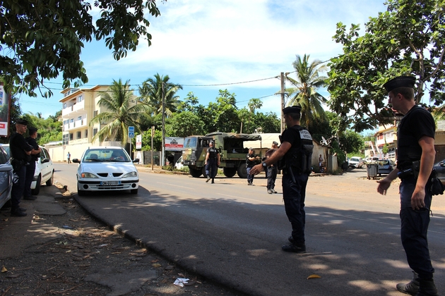 Les gendarmes lors d'un contrôle d'identité à Mayotte le 15 mars 2018 