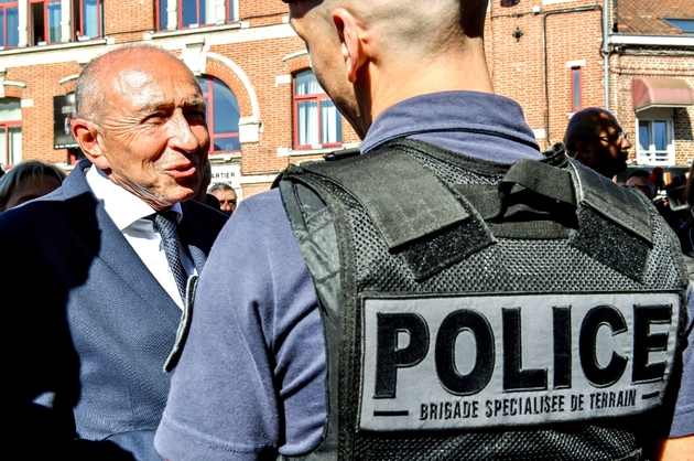 Gérard Collomb avec un policier de la BST à Lille, le 26 septembre 2018