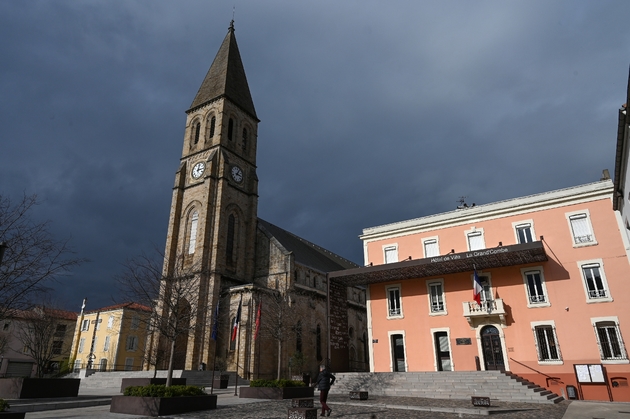 L'église et la mairie de La Grand Combe, le 13 février 2020 dans le Gard
