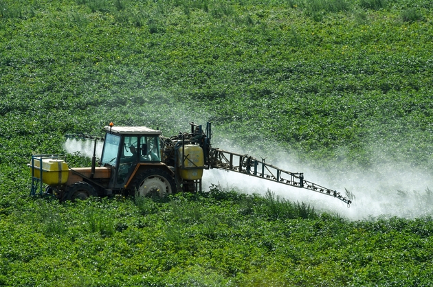 Un agriculteur pulvérise des produits phytosanitaires dans un champ de Méteren, dans le nord de la France, le 7 août 2017