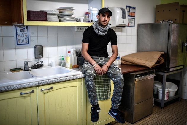 Zafar Wadan, réfugié afghan de 25 ans, a décroché un emploi en CDI à Forges-les-Bains après avoir été hébergé dans le centre d'accueil d'urgence de la ville    