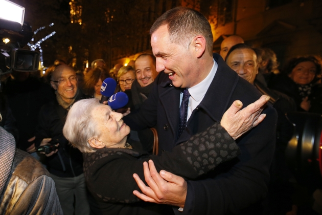 Gilles Simeoni (C) célèbre la victoire de la  coalition nationaliste aux élections territoriales en Corse, le 10 décembre 2017