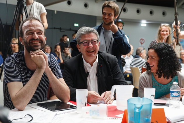 Jean-Luc Mélenchon (c) entouré de Manuel Bompard (g) et Manon Aubry, le 23 juin 2019