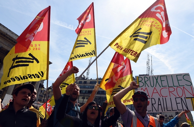 Cheminots manifestant place de la Bourse à Paris le 24 avril 2018