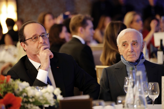 Francois Hollande avec l'artiste d'origine arménienne Charles Aznavour, le 8 février 2017 à Paris