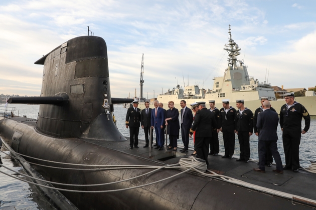 Emmanuel Macron et le Premier ministre australien Malcolm Turnbull sur un sous-marin à Sydney le 2 mai 2018