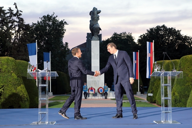 Le président français Emmanuel Macron (à gauche) serre la main de son homologue serbe Aleksandar Vucic à Belgrade le 15 juillet 2019.