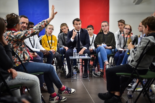 Emmanuel Macron s'entretient avec des enfants le 28 mars 2019, à  Beaupreau-en-Mauges