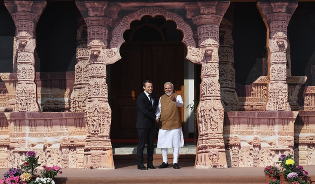 Le Premier ministre indien Narendra Modi (D) accueille le président français Emmanuel Macron pour le sommet fondateur de l'Alliance solaire internationale à New Delhi, le 11 mars 2018