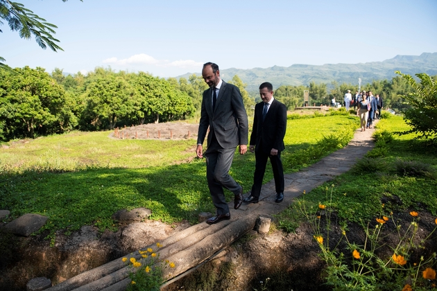 Le Premier ministre français Edouard Philippe visite la Colline A1 de Dien Bien Phy, le 3 novembre 2018 lors de sa visite au Vietnam