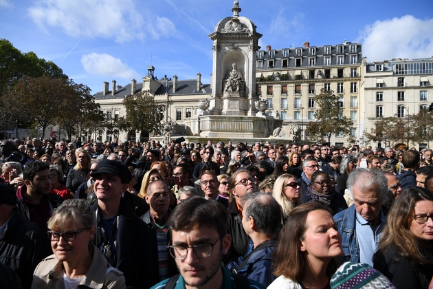 La foule devant l'église Saint-Sulpice à Paris pendant les obsèques de Jacques Chirac, le 30 septembre 2019